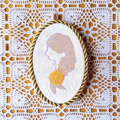 SDGs＊自然素材で染めた卵の殻で作るアクセサリー　横顔　の　女性　の　小さな絵画　SDGs  卵の殻　で描く　　　　　