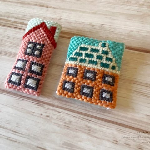 ウール刺繍のお家のブローチC