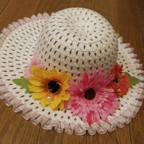 子供用白にゴージャスレースパール花が豪華で可愛いツバ広麦わら帽子