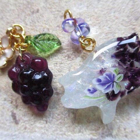 ◇3657 ✨💡蓄光・葡萄のかき氷　こぶたのピアス・イヤリング🐖🍇 ※暗闇で光ます・やや重ためです。