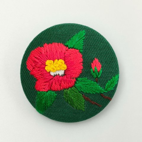 赤いツバキの花刺繍ブローチ