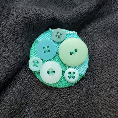 ボタンとビーズ刺繍のブローチ　ブルーグリーン