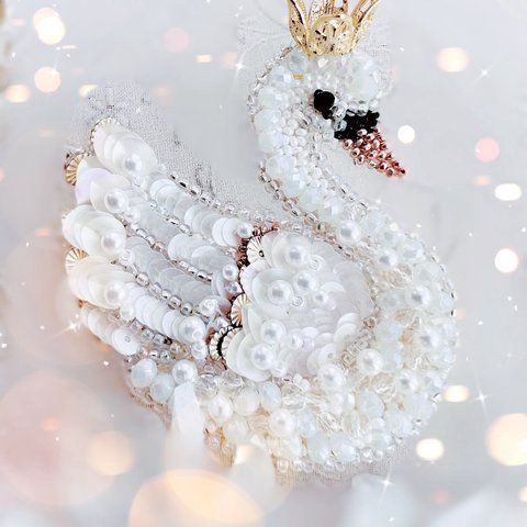 2024ver White swan  【ブローチ】オートクチュール刺繍