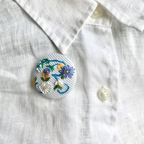 イニシャル R 手刺繍 ブローチかヘアゴム 選べる