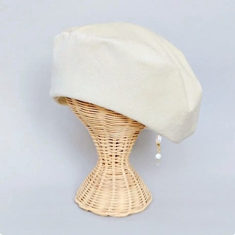 コーデュロイ　アイボリーベレー帽　チャームが付けられる　帽子　秋　冬