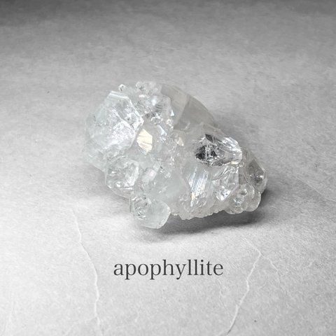 apophyllite / アポフィライト ( レインボーあり )