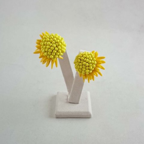 山吹色の花のイヤリング