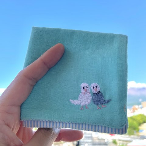 仲良しインコ刺繍🪡ミニガーゼハンカチ ブルーストライプ