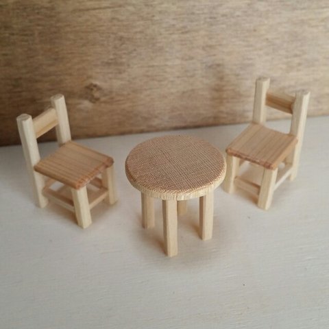 ミニチュア家具  木製テーブル＆チェア２個  インテリアやドールハウスに♪