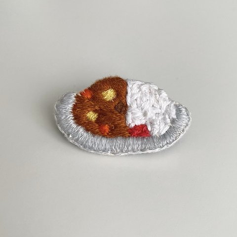 カレーライス 手刺繍ブローチ