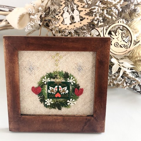 クリスマスリース刺繍　クリスマスシール　木製額付き