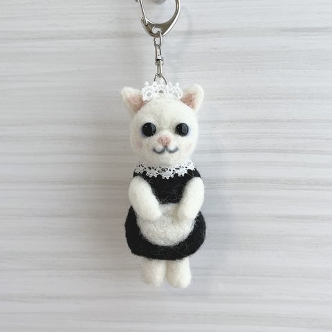 メイド にゃんこ キーホルダー　白 猫 羊毛フェルト