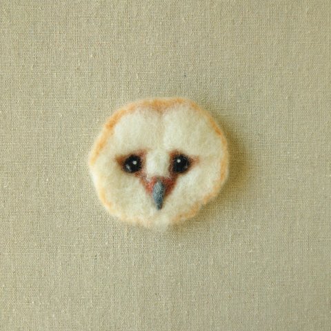 メンフクロウ顔のブローチ風羊毛フェルト絵