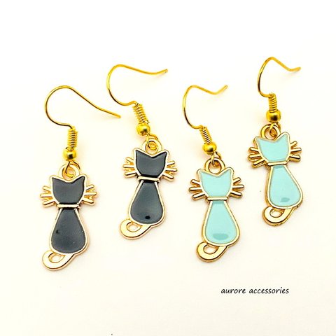 cat pierced earrings　選べるカラー　猫　キャット　シンプル　上品　エレガント　小ぶり　小さめ　エメラルドグリーン　ブラック