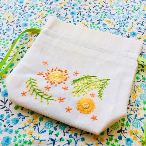 【特集掲載】刺繍 小さなお花 巾着 ミニ ポーチ ＜イエローグリーンリボン＞