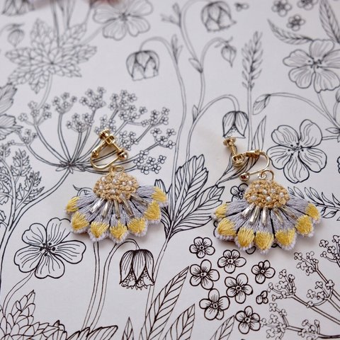 Daisy Yellow(手刺繍ピアス/イヤリング)