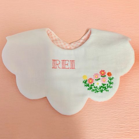 手刺繍♡*もくもくデイジー✿名入れスタイ・女の子・出産祝い☻*