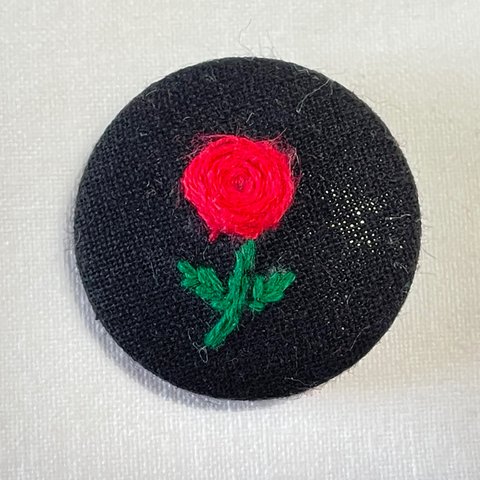 赤い薔薇の刺繍くるみボタン