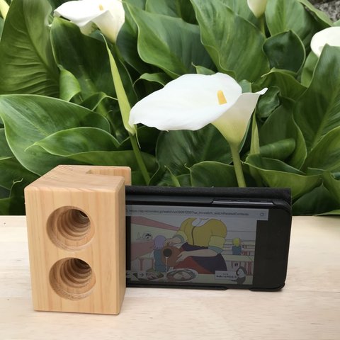 縦横兼用スマホスピーカー。スマホの音を拡大。おうち時間はもちろん、キャンプ、アウトドアでも　ヨコ、タテ兼用スマホスピーカー　驚くほど鳴り渡ります。特一等檜使用　電源不要の木のスピーカー