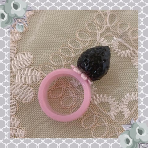 いちご指輪🍓　ピンクと黒