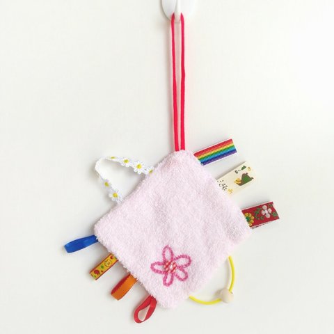 【出産祝い】お花の刺繍　シャカシャカタグおもちゃ（タオル）