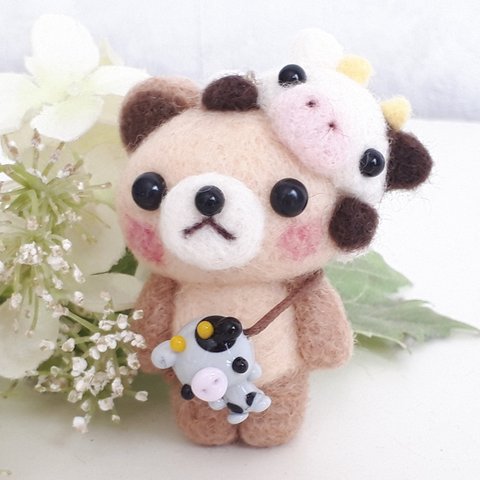 【sold out】クマちゃんとくっつきウシちゃんのストラップ　羊毛フェルト　とんぼ玉　ガラス