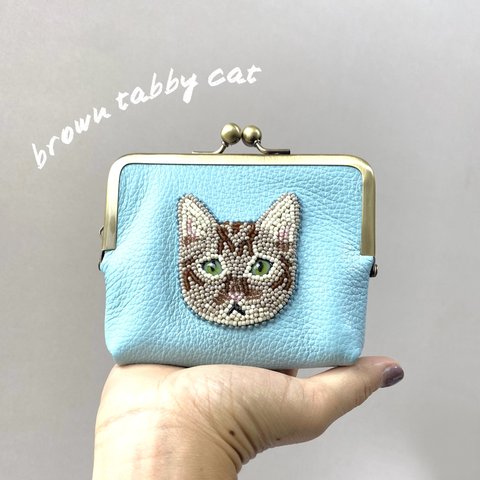 【20%OFF】茶トラ猫のがま口財布　brown tabby レザー　水色　二つ折りの紙幣　カードポケット　ミニ財布