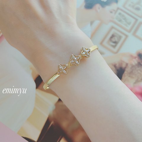 Gold Elegant Flower Bangle