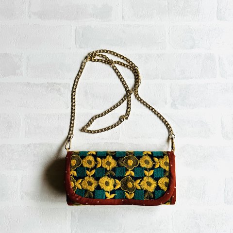花柄の刺繍がかわいいのチェーン付き大容量の長財布