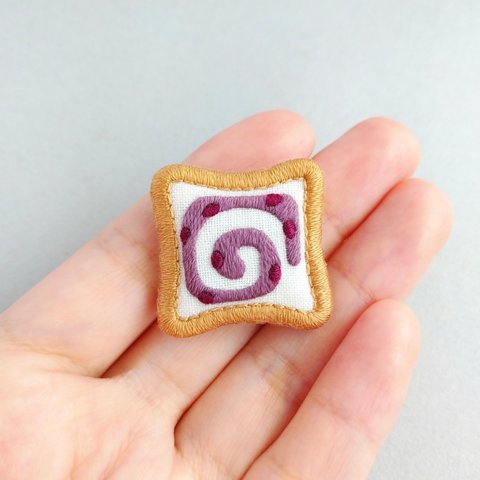 【受注制作】くるくる!あん食パンの刺繍ブローチ