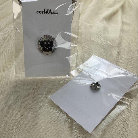 数量限定：シュナウザーくるみボタンピンバッジ（花柄）【moja工房×CODILHA。】