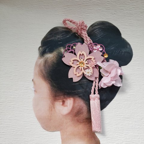 春に向かってモーヴピンクの桜にタッセル、アーティフィシャルフラワーを使った髪飾りです