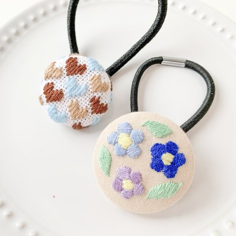 【2点セット】刺繍ヘアゴム「花とハート」＜ブルー系＞