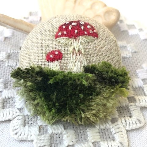 「苔ときのこ」刺繍ブローチ　ハンドメイド