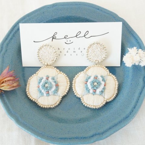 【 mirror 】 blue / 刺繍ピアス( イヤリング )