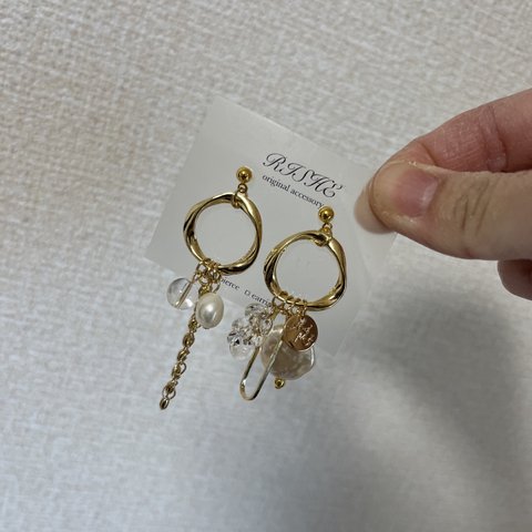 天然淡水パールとチャームのピアス/イヤリング