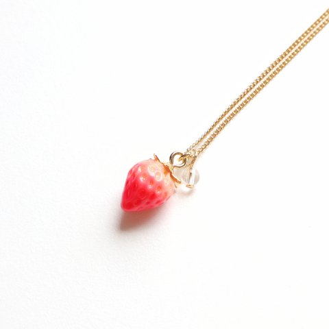 小さな苺と水晶のネックレス