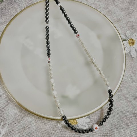 black and white perl necklace