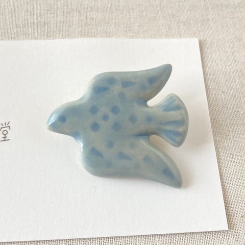 【Sold】陶器の鳥ブローチ／くすみ水色