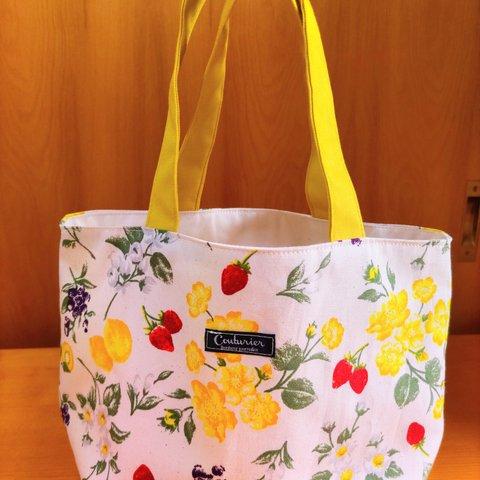 綿麻果実の花柄 のトートバッグ