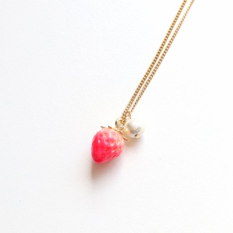 小さな苺とコットンパールのネックレス