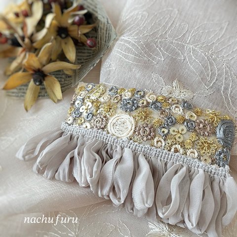 フリル付きインド刺繍のリボンバレッタ　ブルーグレー