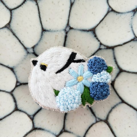 シマエナガとお花刺繍ブローチ(ブルー)【受注製作】