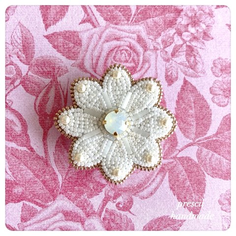 Shine White  ビーズ刺繍ブローチ