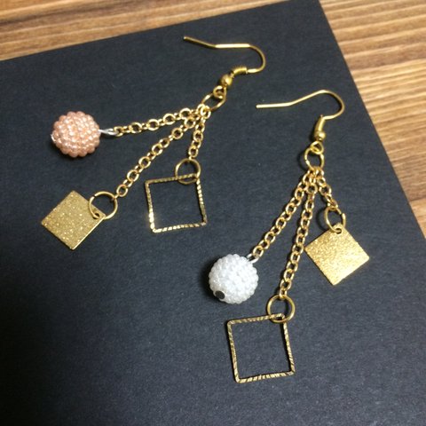 紅白ボールのピアス