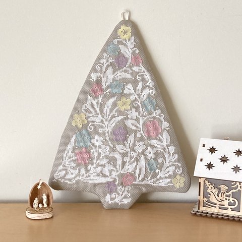 🌲『花のホワイトクリスマスツリー　大』🌲　Xmas  Xmasツリー　刺繍雑貨🪅クリスマス飾り🪅クリスマスツリー🪅