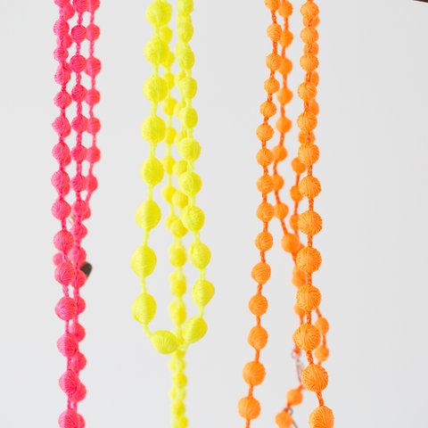 【糸のネックレス】スフィア・プラスネックレス60㎝/80㎝（ルミ）蛍光　カジュアル　カラフル　金属アレルギー　軽いネックレス　シンプル　