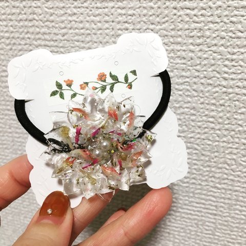 花びらを閉じ込めたフラワーヘアゴム