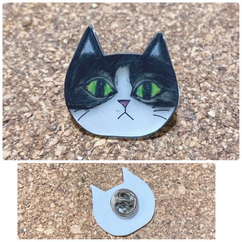 猫　黒ハチワレ　ピンバッジ　ピンバッチ　ピンバッヂ　ネコ　ねこ　キーホルダー　チャーム　アクセサリー　ピアス　イヤリング　かわいい　黒猫　白猫　ハチワレ