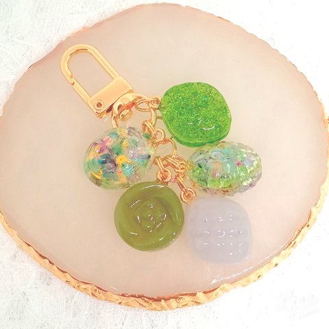 ドロップキーホルダー　グリーン　キーホルダー　レジン　ドロップ　バッグチャーム　ドライフラワー